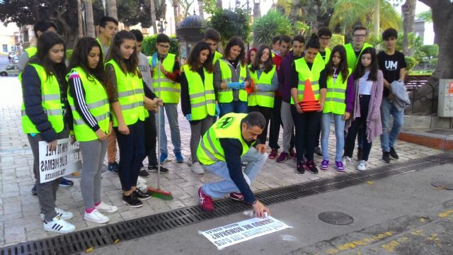 Poesía en el asfalto: una invasión literaria en las calles de Águilas