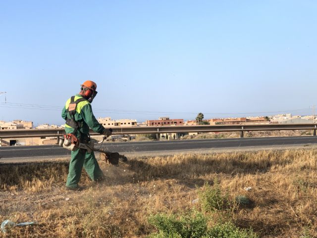 La Dirección General de Carreteras procede a la limpieza de la carreteras de Calabardina y Calarreona y la circunvalación