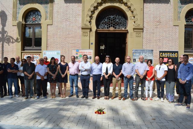 Más de un centenar de personas muestran su condena ante el terrorismo