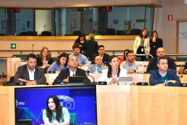 El secretario de organización del PSOE aguileño participa en una jornada en el Parlamento sobre fondos europeos