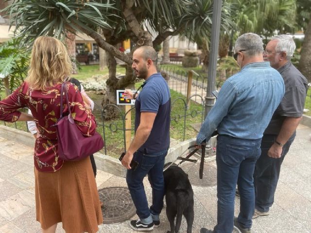 El Ayuntamiento pone en marcha un recorrido turístico para personas con discapacidad visual mediante códigos Navilens