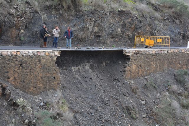 Dos carreteras de la localidad siguen cortadas como consecuencia de los daños causados por las lluvias