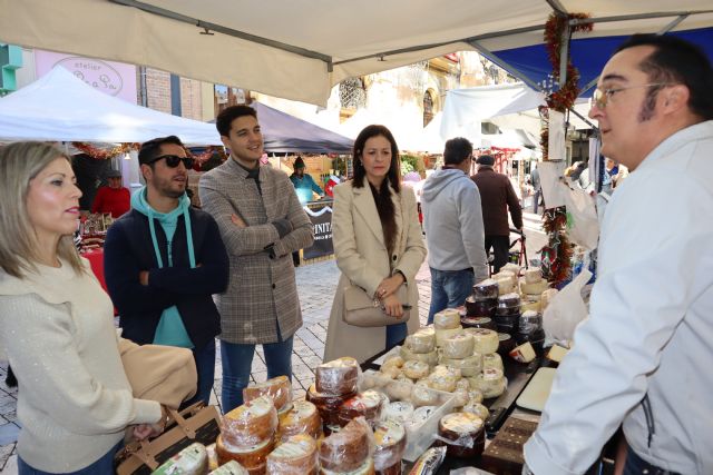 Amplia variedad de productos artesanales en el Mercadillo Tradicional Navideño 2023