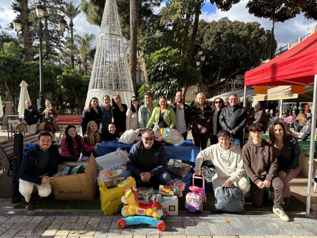 NNGG Águilas recoge centenares de juguetes y ropa de abrigo que entregará a Cáritas