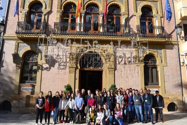 El edil de Educación recibe a los alumnos que han participado en el Programa 'Educar para una Europa Diversa'