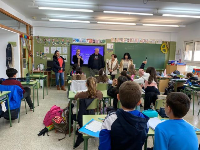 El Ayuntamiento y el CEIP Las Lomas ponen en marcha el proyecto 'No conviertas la playa en tu cenicero'