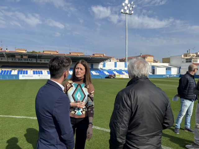 La nueva iluminación de El Rubial adapta el campo a la normativa de la Real Federación Española de Fútbol
