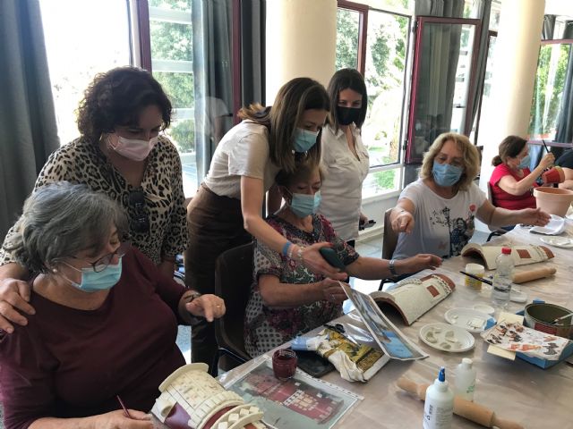 La alcaldesa y la edil del Mayor visitan el curso de manualidades del Centro de la Tercera Edad
