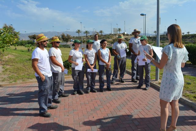 La alcaldesa hace entrega de los contratos del Programa Mixto de Empleo-Formación de 'Instalación y mantenimiento de jardines y zonas verdes'