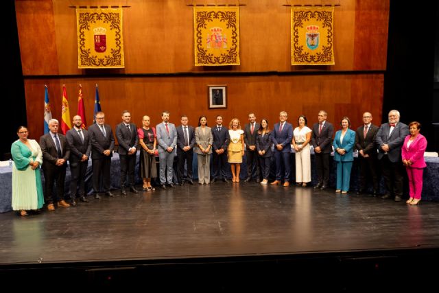 Cristóbal Casado recibe el bastón de mando como alcalde de Águilas de manos de Mari Carmen Moreno