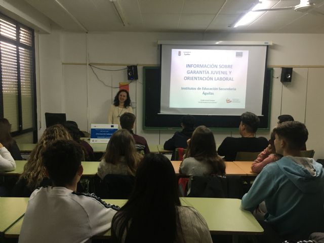 El Ayuntamiento pone en marcha un programa de visitas a los institutos de la localidad sobre la importancia de la formación para mejorar la empleabilidad