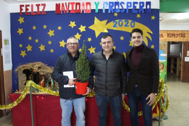 El Ayuntamiento anima a los escolares a replantar los abetos de Navidad una vez finalizadas las fiestas