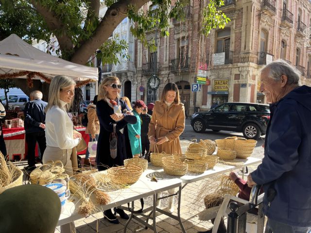 Amplia variedad de productos artesanales en el Mercadillo Tradicional Navideño