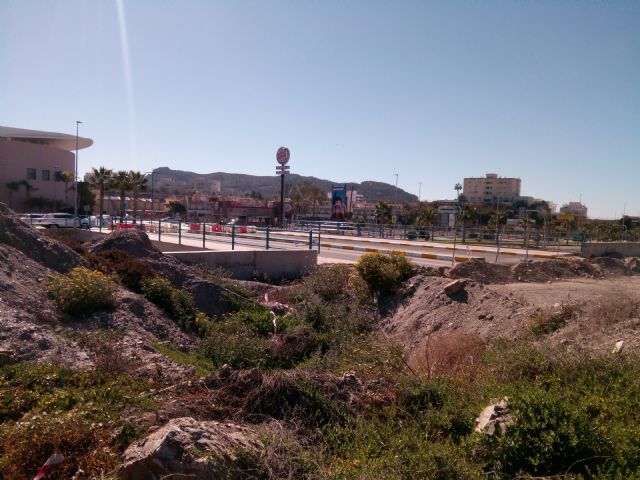 Ciudadanos pide explicaciones por la dejadez en la apertura del puente de acceso a urbanización los Jardines