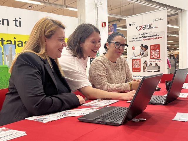 Fundación Cibervoluntarios y centro comercial Águilas Plaza acercan la tecnología a la ciudadanía por el Día del Aprendizaje Digital