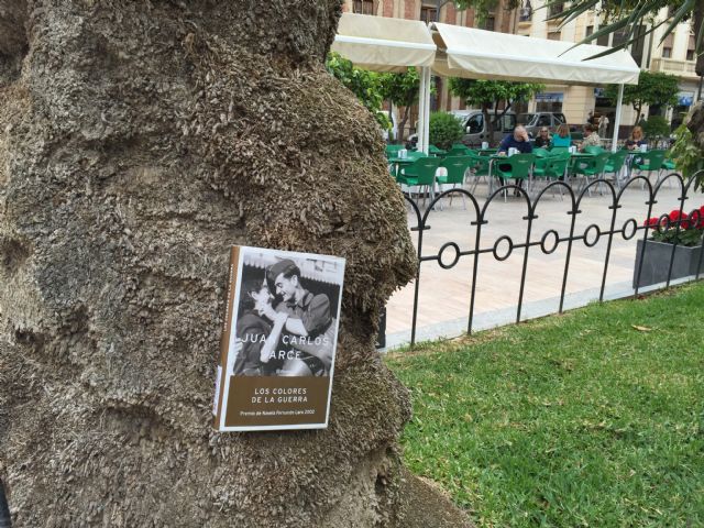 Decenas de libros son 'liberados' por las calles de Águilas