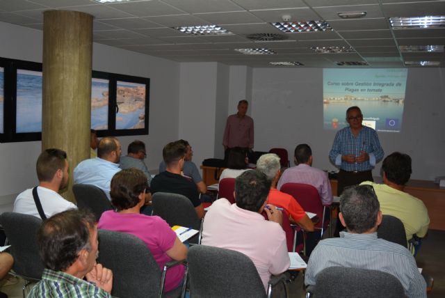 Más de treinta personas participan en el curso Gestión Integrada de Plagas de Tomate