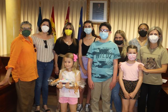 Los ganadores de los concursos escolares convocados con motivo del Día del Libro recogen sus premios