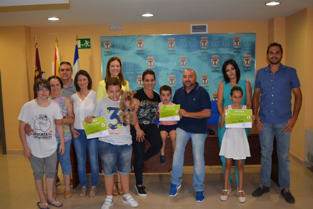Los ganadores del concurso 'Yo las recojo ¿y tú?' reciben los premios para sus mascotas