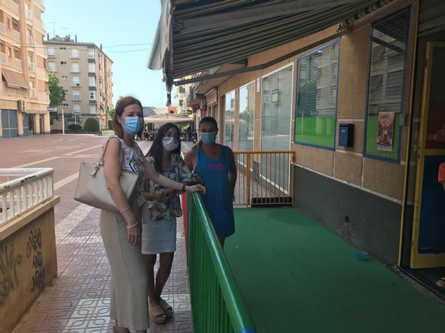 La alcaldesa y la edil de Igualdad visitan a los niños y niñas participantes en el Programa Escuela Días No Lectivos