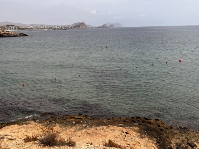 El Ayuntamiento instala dos líneas de vida en la playa de Matalentisco para reforzar la seguridad de los bañistas