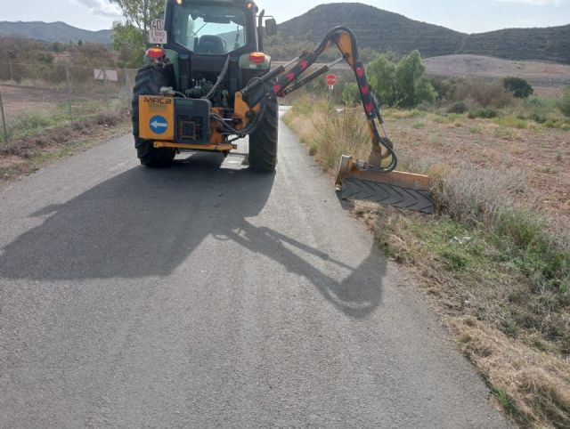 El Ayuntamiento inicia los trabajos de desbroce de caminos rurales asfaltados