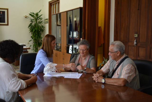 La artista lorquina Pilar Sala dona al Centro de Interpretación del Mar de Águilas una de sus obras