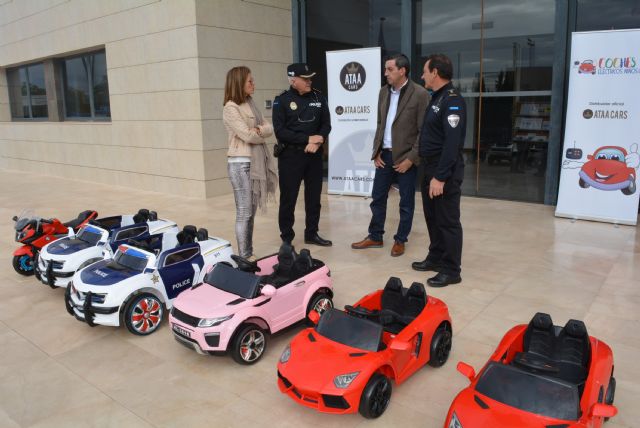La empresa cocheselectricosniños.com dona seis coches eléctricos al Gabinete de Educación Vial
