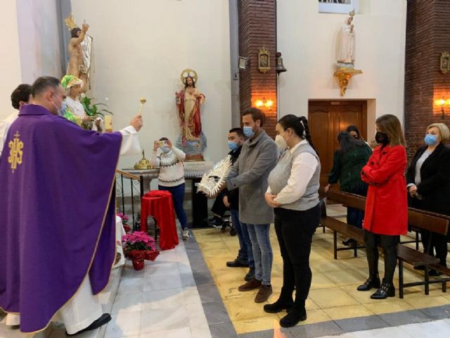 La imagen de la Esperanza es coronada en la iglesia de El Carmen