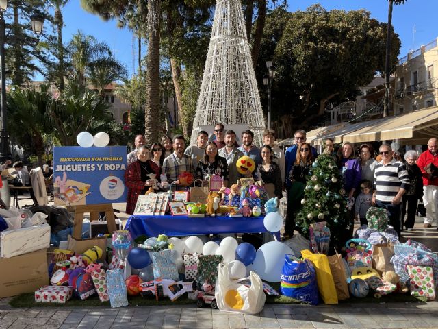 NNGG Águilas recoge centenares de juguetes y ropa de abrigo que entregará a Cáritas la próxima semana