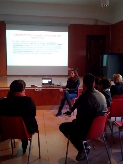 AFEMAC informa sobre la adicción a las TIC