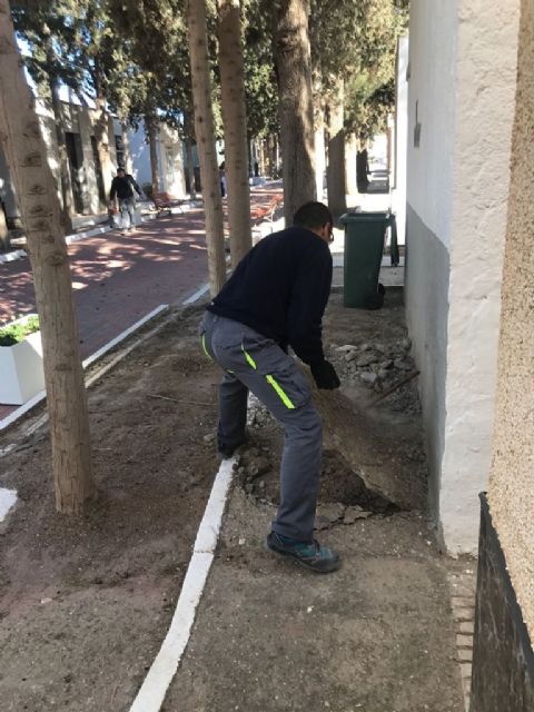 La edil Isabel Fernández destaca la importancia de trabajar de forma diaria en el mantenimiento del cementerio municipal