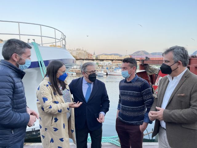 El PP muestra su apoyo a las cerca de 100 familias que viven de la pesca en Águilas
