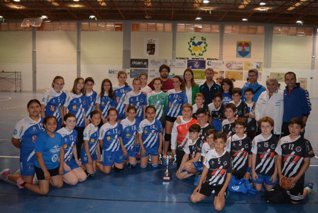 El Club de Balonmano Águilas recibe la visita de la alcaldesa de la localidad