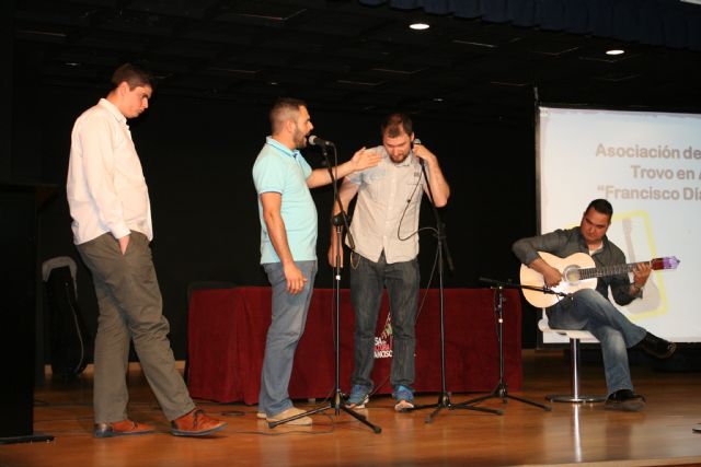 Ingenio y arte como punto de inicio para recuperar los trovos en Águilas