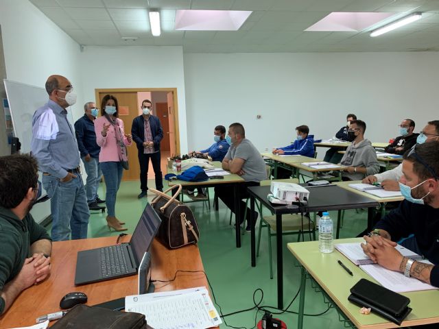 La alcaldesa visita el Curso de Patrón Costero Polivalente