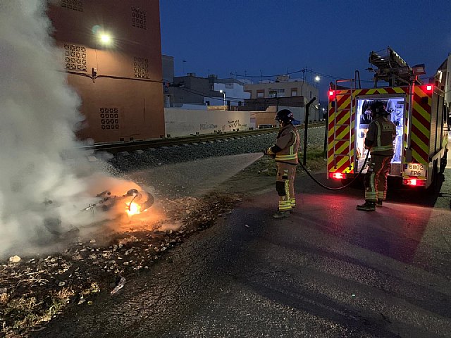 Apagan esta pasada madrugada el incendio de una moto en Águilas