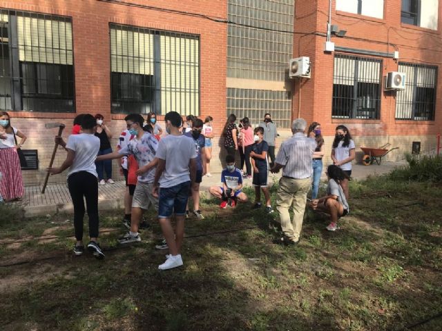 La concejalía de Educación Medioambiental organiza la primera plantación para dar forma al Arboretum del IES Rey Carlos III
