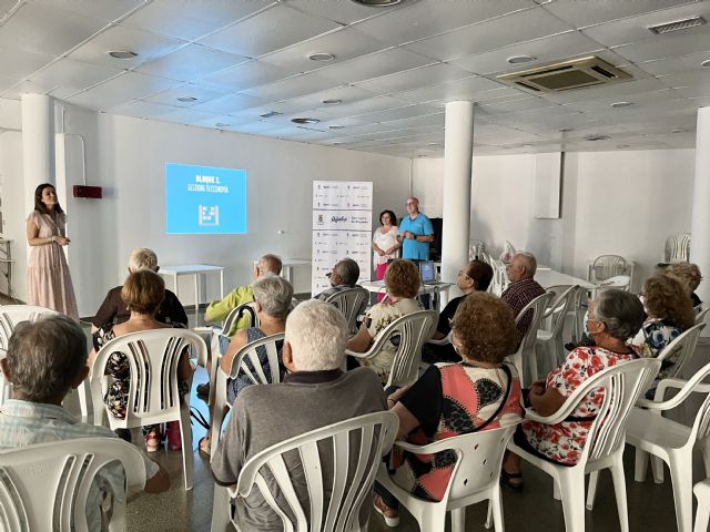 Voluntarios de CaixaBank imparten un Taller de Educación Financiera a mayores