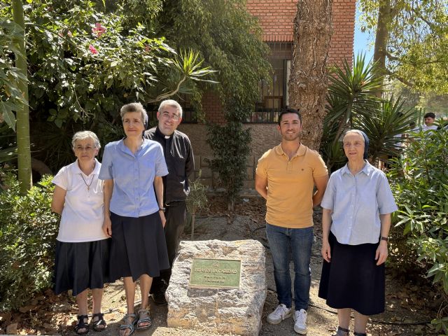El Colegio María Inmaculada planta un olivo como homenaje al legado de las Hijas de la Caridad ante su despedida de Águilas