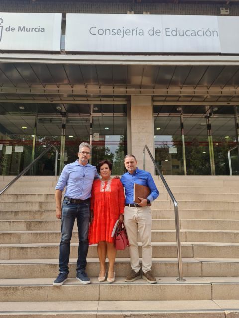 La edil de Educación, junto a la dirección y el AMPA del CEIP Mediterráneo, solicitan a la Consejería que se ejecuten las obras comprometidas con el centro