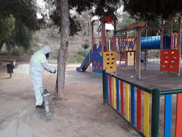El Ayuntamiento de Águilas refuerza la prevención y el control de la procesionaria del pino en los centros educativos del municipio
