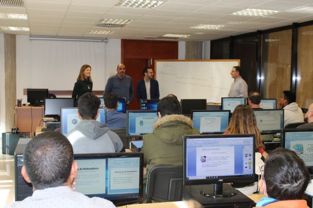 La alcaldesa y el edil de Formación visitan a los participantes del curso de Operaciones auxiliares de montaje y mantenimiento de sistemas microinformáticos