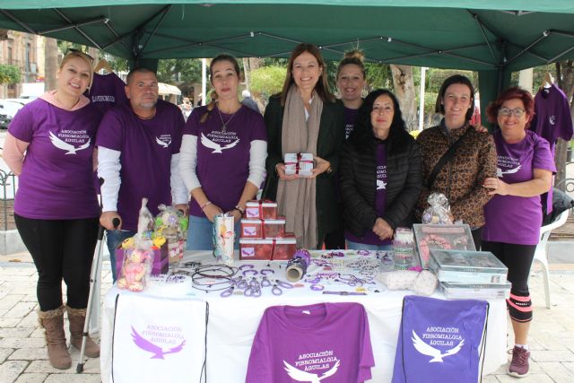 La asociación Fibromialgia Águilas instala un stand informativo en la plaza de España