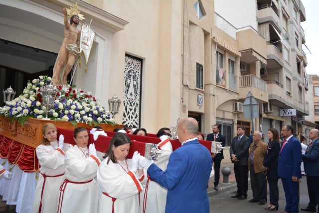 La lluvia da una tregua a la procesión del Cristo Resucitado
