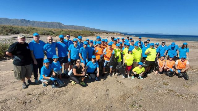 Águilas una fuerzas por el medio ambiente en su cuarto año de limpieza de la costa