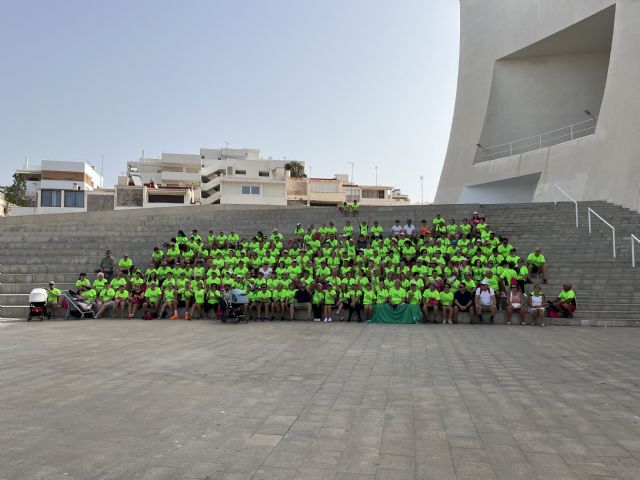 Una multitudinaria marcha verde recorre las calles contra el cáncer