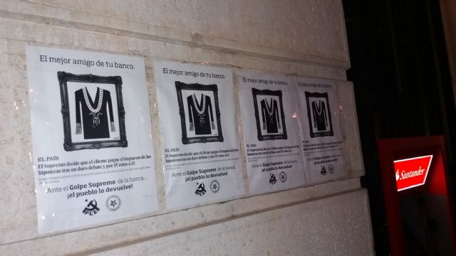 Acción callejera del PCE contra la sentencia del Tribunal Supremo sobre el impuesto a las hipotecas