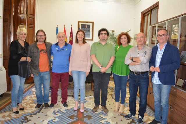 El estudiante José María García Arcas es recibido por la alcaldesa tras sus logros en las Olimpiadas Nacionales de Física y Química