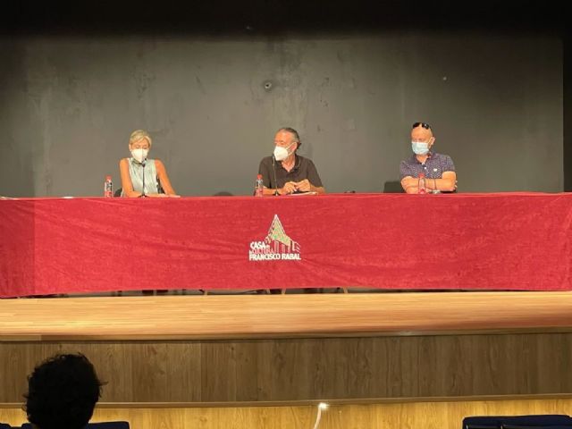 Pako Muñoz presenta en Águilas su libro 'La ruta de las once cartas'